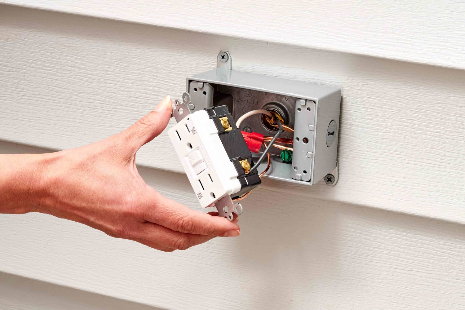 Choosing the Right Outdoor Electrical Box： A Guide to Safe and Secure Installations