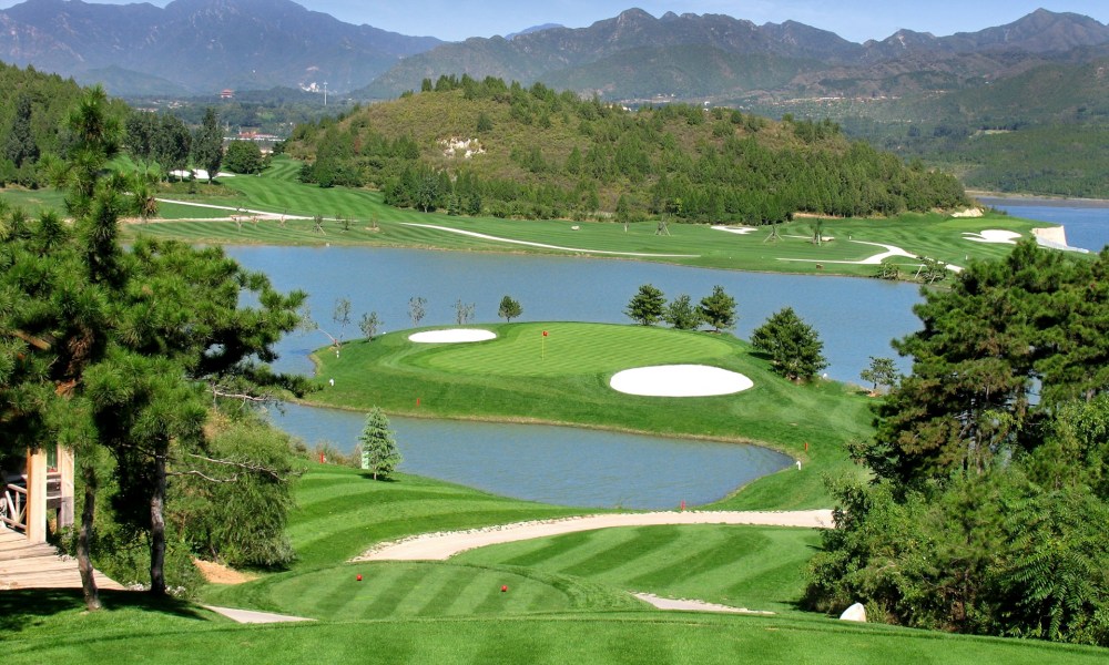 Waterview Golf Course: Stunning Views and Expertly Designed Holes for Golf Lovers