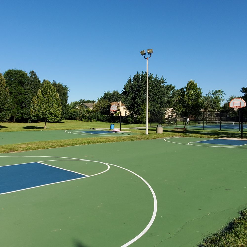 Is There a Basketball Court at Centennial Park on Northwest Highway, Chicago?