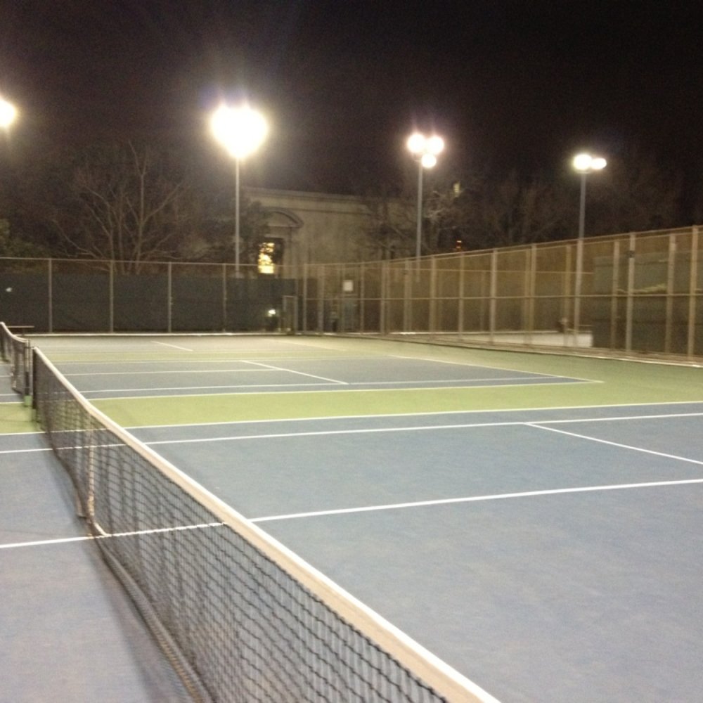 Lit Tennis Courts Near Me: Where to Play Tennis When Its Dark Out!