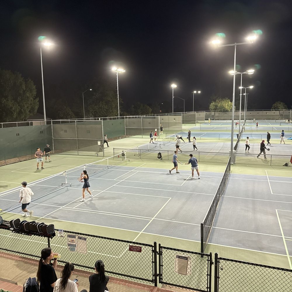 Lit Tennis Courts Near Me: Where to Play Tennis When Its Dark Out!